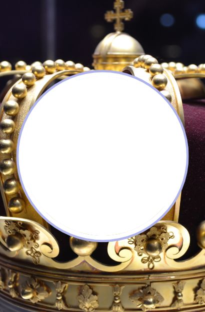 Detailansicht einer mit Verzierungen geschmückten goldenen Krone mit roten Samtauflagen