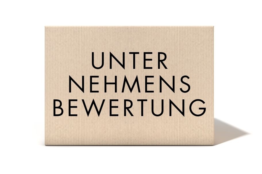 Ein brauner Karton mit der Aufschrift 'Unternehmensbewertung' darauf gedruckt