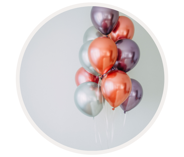 Ein Bündel von eleganten Ballons in schimmernden Metallic-Farben, perfekt für festliche Anlässe.