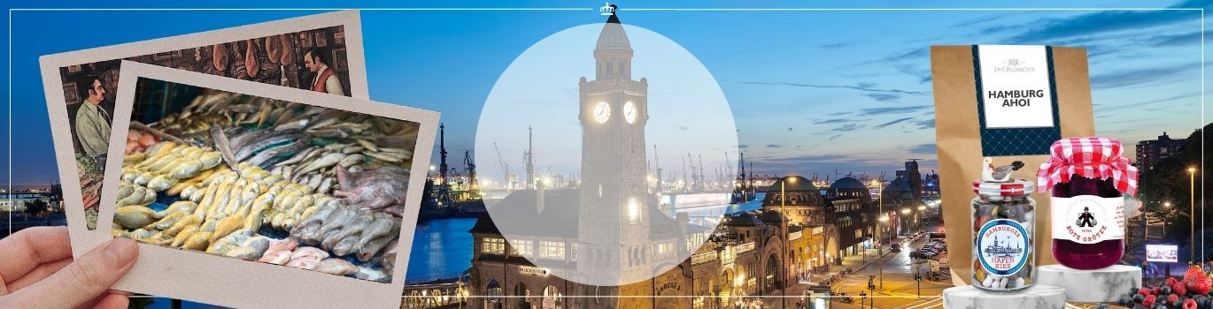Ansicht des Hamburger Hafens mit Fischmarkt-Fotos und regionalen Delikatessen wie Bonbons und Marmelade im Vordergrund.