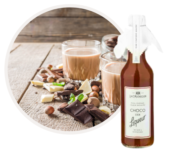 Eine Flasche Schoko-Eierlikör neben Gläsern mit Getränk und dekorativer Schokolade auf einem Holztisch