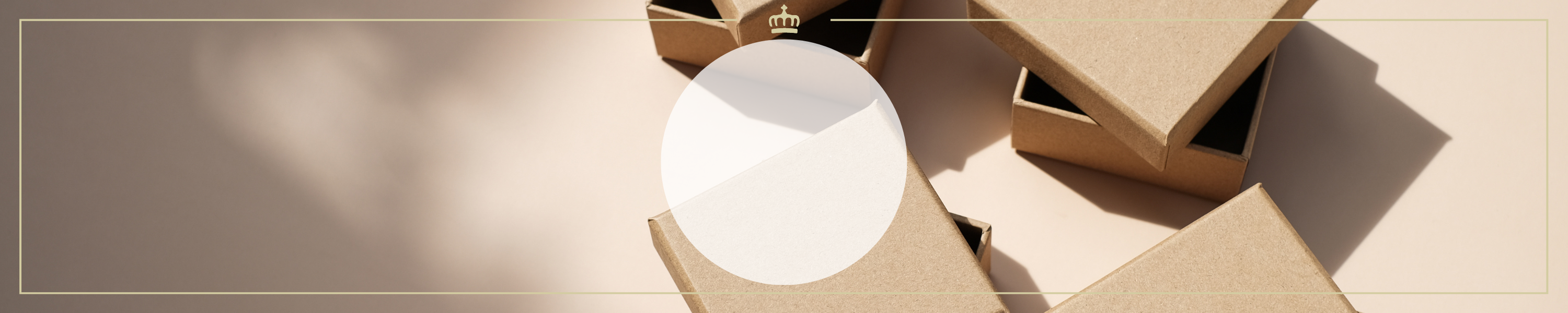 Stapel von rechteckigen, offenen Kartons aus recyceltem Karton auf hellbeigem Hintergrund