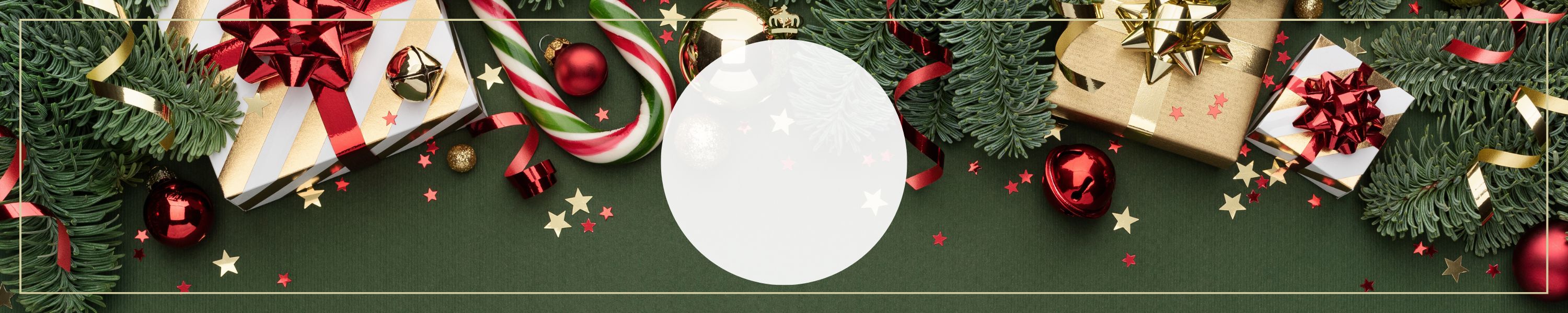 Festlich geschmückte Geschenke, umgeben von Tannenzweigen, roten Schleifen, Zuckerstangen und Christbaumschmuck auf grünem Hintergrund