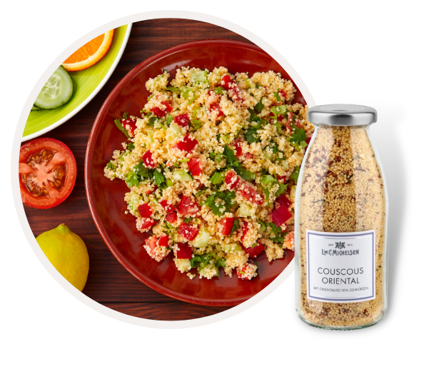 Eine Flasche Orientalischer Couscous neben einem Teller frischer Couscous-Salat mit Paprika, Tomaten und Kräutern