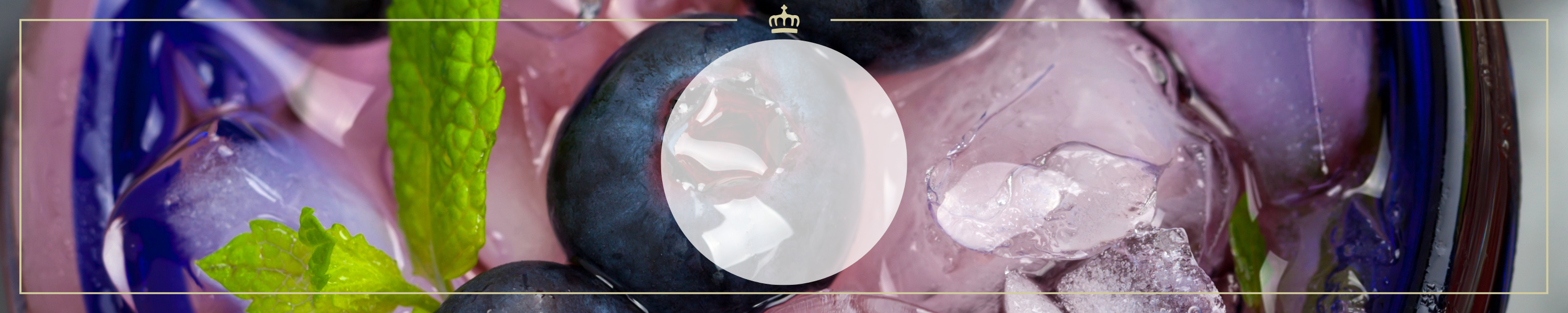 Nahaufnahme eines erfrischenden Getränks mit Heidelbeeren, Minzblatt und Eiswürfeln