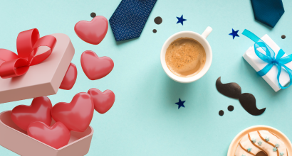 Offene Geschenkbox mit Herzen, eine Kaffeetasse, Krawatten und Geschenke auf blauem Hintergrund