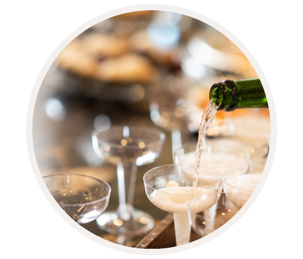 Nahaufnahme vom Einschenken von Sekt in ein Glas mit sprudelnden Blasen