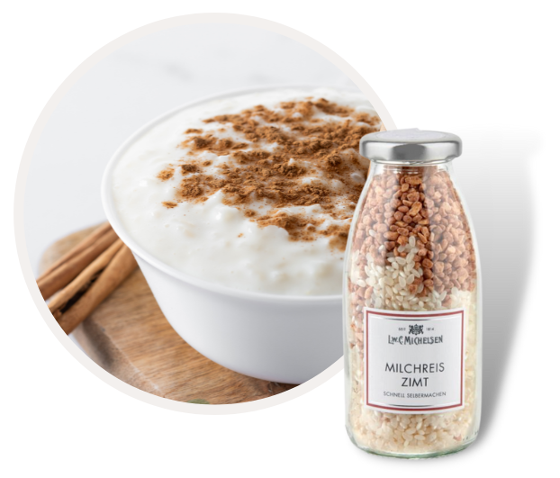 Flasche mit Zutaten für Milchreis mit Zimt neben einer Schüssel Milchreis