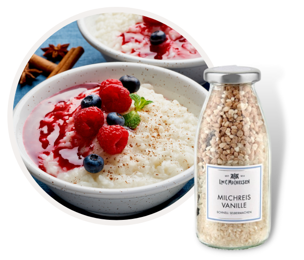 Zwei Schalen Milchreis mit Beeren und ein Glas mit Vanille-Milchreis-Mischung
