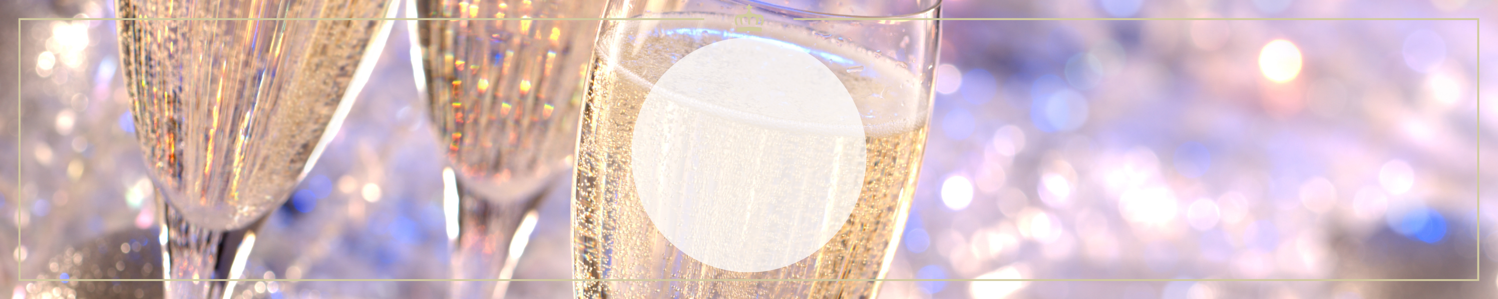 Drei Champagnergläser voll prickelndem Schaumwein vor einem verschwommenen, glitzernden Hintergrund