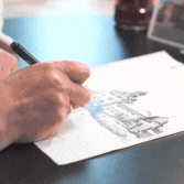 Nahaufnahme einer Hand, die eine architektonische Zeichnung von einem Gebäude auf Papier skizziert