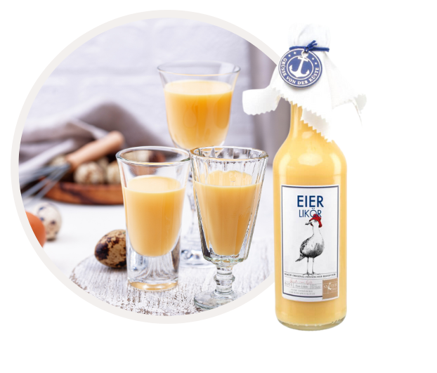 Flasche Eierlikör mit dekorativem Verschluss neben Gläsern mit Eierlikör