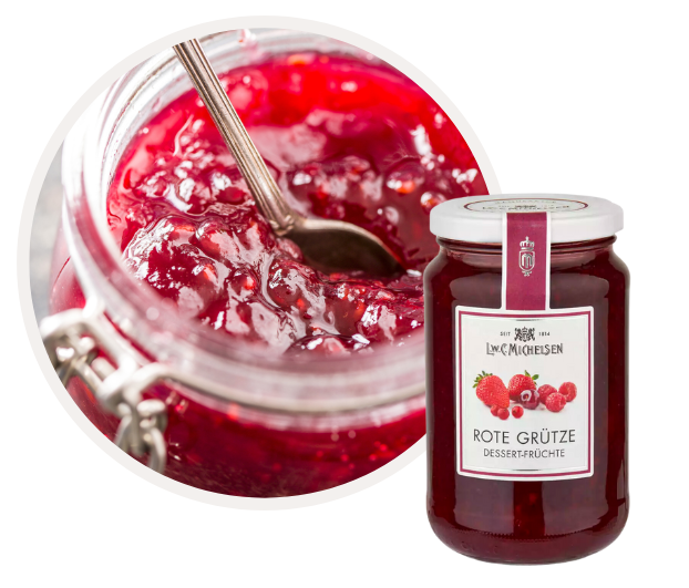 Ein Glas Rote Grütze mit einem Löffel und ein weiteres Glas mit Etikett, auf dem 'Rote Grütze Dessertfrüchte' steht