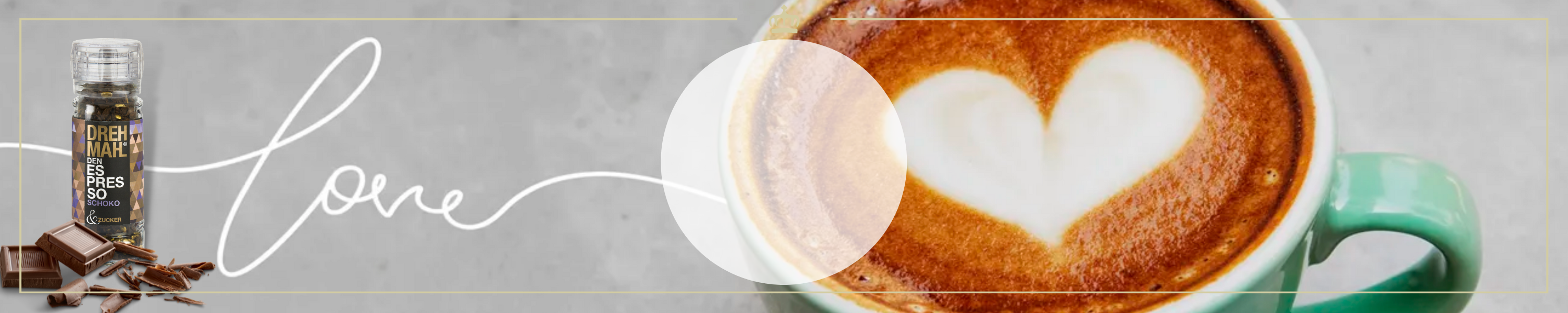 Eine grüne Kaffeetasse mit Herzdesign im Milchschaum, daneben Espressoschokolade und ein Drehmahl-Schokogewürz.