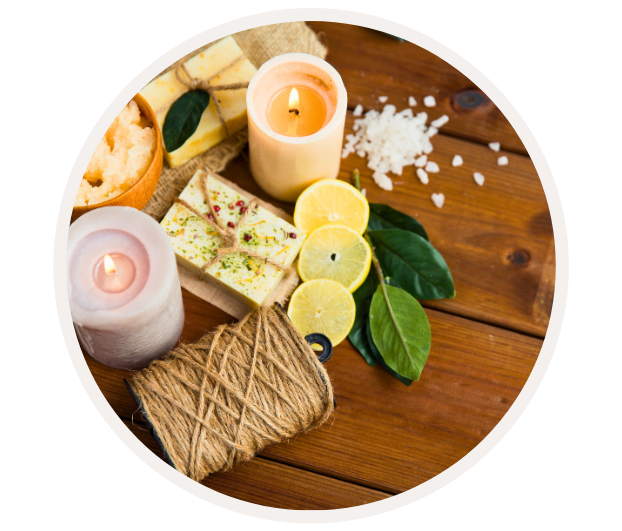 Zen-Stimmung mit Kerzen, handgemachter Seife, Zitronenscheiben und natürlichem Dekor auf Holztisch