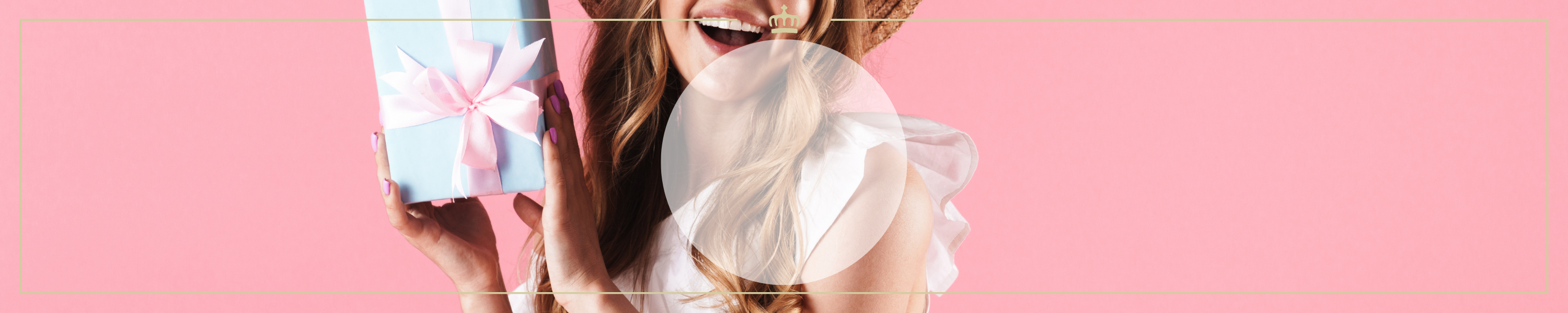 Frau hält fröhlich eine hellblaue Geschenkbox mit rosa Schleife vor einem rosa Hintergrund