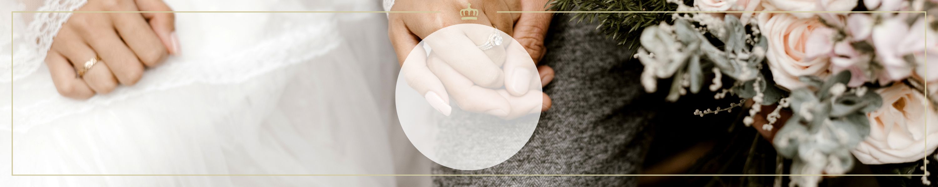 Nahaufnahme von Händen eines Brautpaares mit Ringen und floraler Dekoration