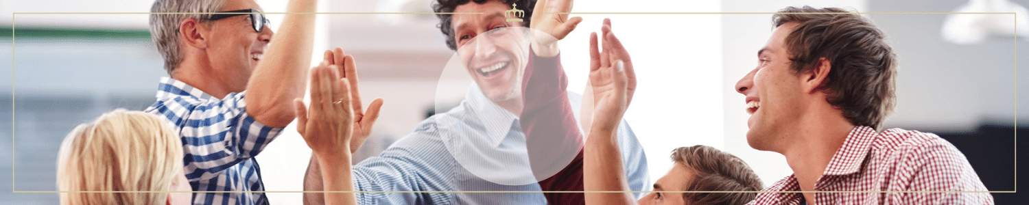 Gruppe von Personen im Büro, die fröhlich High-Fives geben, um einen gemeinsamen Erfolg zu feiern