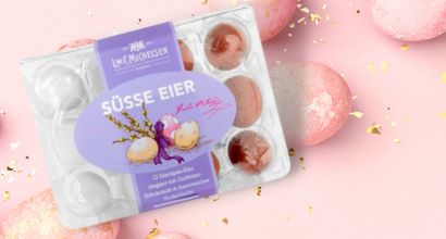 Verpackung von süßen Eiern mit österlichem Design auf rosa Hintergrund