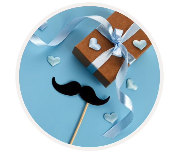 Geschenk in braunem Papier mit blauer Schleife und Schnurrbart-Stick auf blauem Hintergrund mit Herzdekorationen