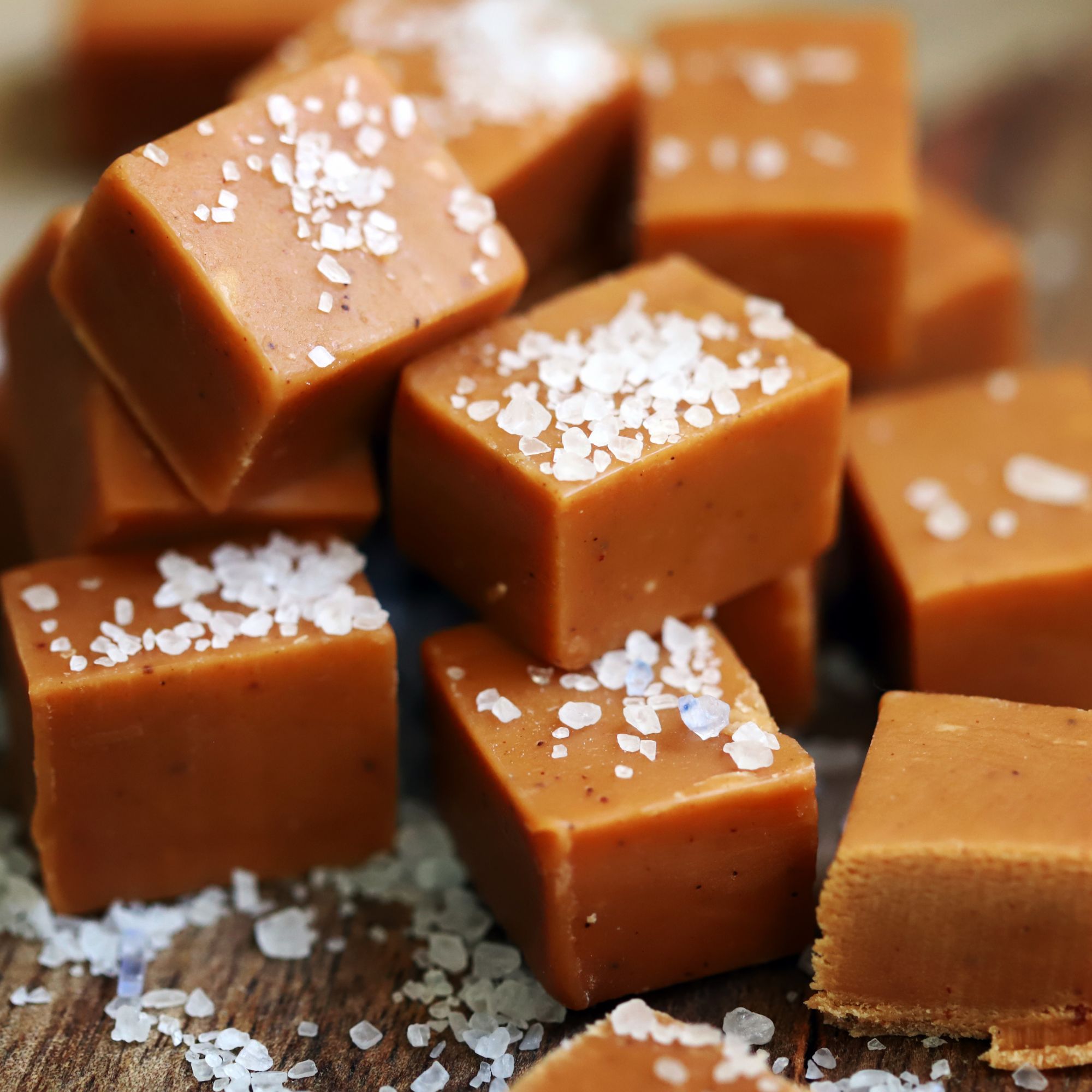 Nahaufnahme von weichen Karamell-Toffees, bestreut mit Meersalz