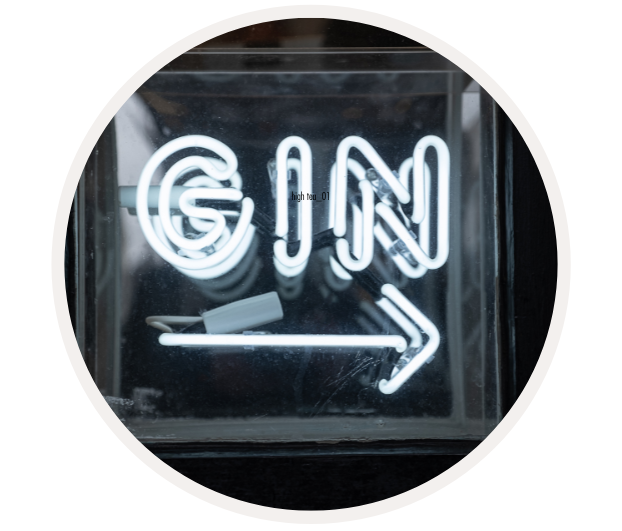 Neonschild mit der Aufschrift 'GIN' und einem Pfeil darunter
