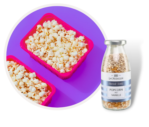 Popcorn in rosa Schalen und Glasflasche mit Vanille-Popcorn auf violettem Hintergrund