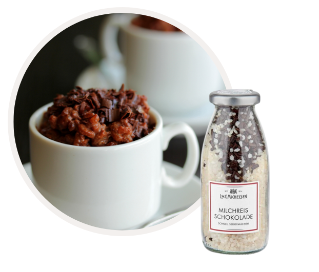 Milchreis-Schokolade-Mischung in Glasflasche neben einer Tasse fertiger Schokoladenmilchreis