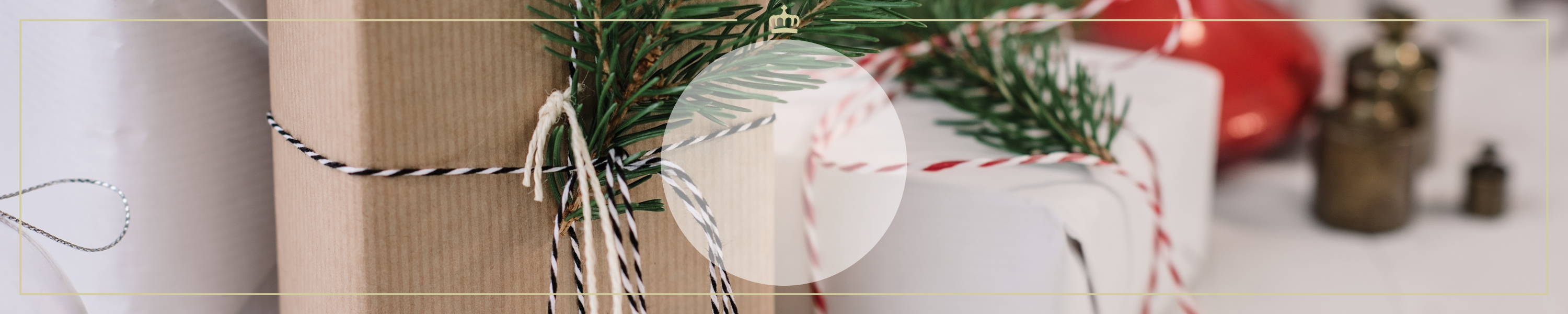 Nahaufnahme von Geschenken, verziert mit Tannenzweigen und Schnüren