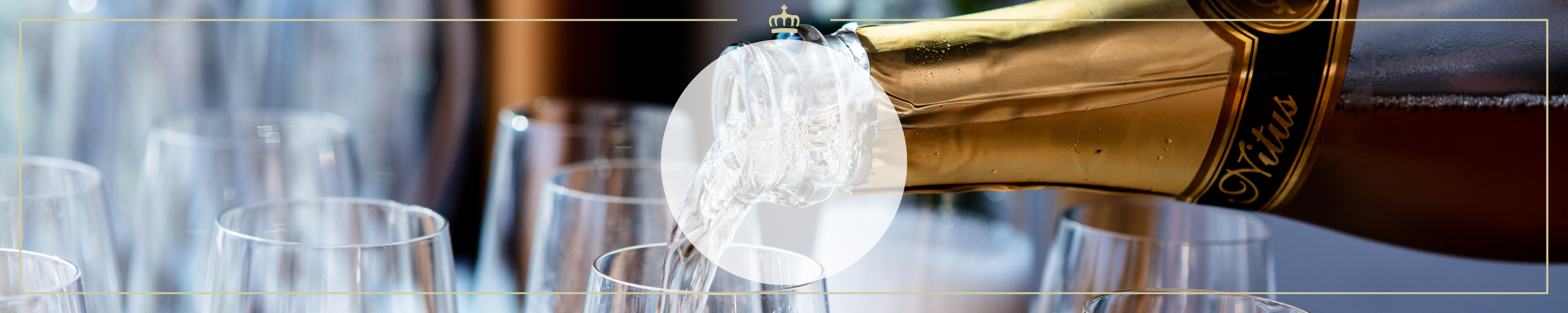 Nahaufnahme einer Sektflasche, die in mehrere Gläser gefüllt wird. Perfekt für festliche Anlässe und Feierlichkeiten.