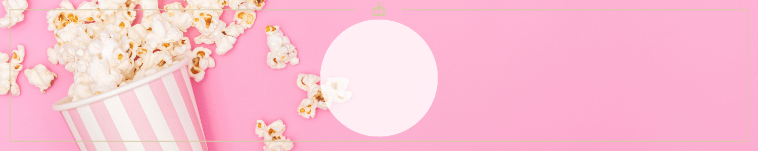 Popcorn verstreut aus einem gestreiften Becher auf rosa Hintergrund