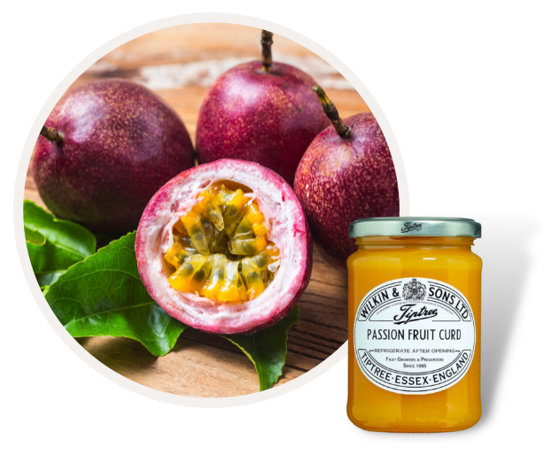Frische Maracuja-Früchte und ein Glas Maracuja-Curd