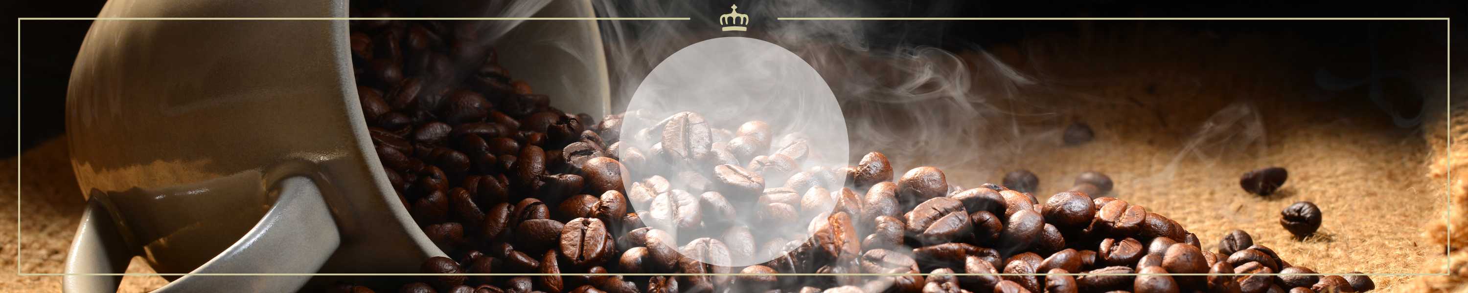Dampfende Kaffeebohnen, die aus einem umgekippten Becher auf eine Jutematte fallen