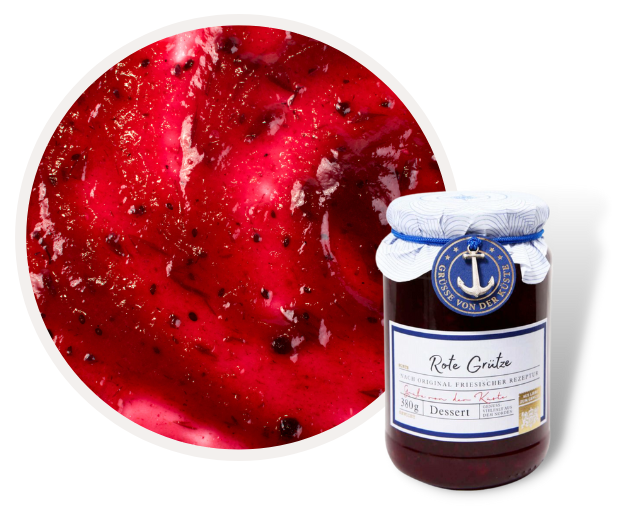 Nahaufnahme einer fruchtigen Roten Grütze und einem Glas, 380g, beschriftet mit 'Rote Grütze' nach traditionellem Rezept