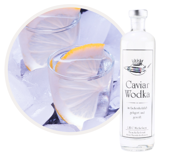 Flasche Caviar Wodka neben Glas mit Zitronenscheibe auf Eiswürfeln