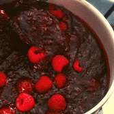 Köstlicher Himbeer-Schokoladenkuchen frisch gebacken in einer runden Form.