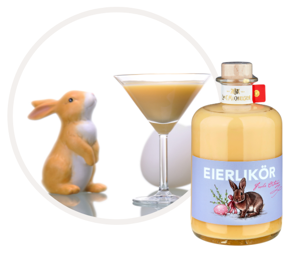 Eine Flasche Eierlikör neben einem gefüllten Glas und einer Hasendekoration