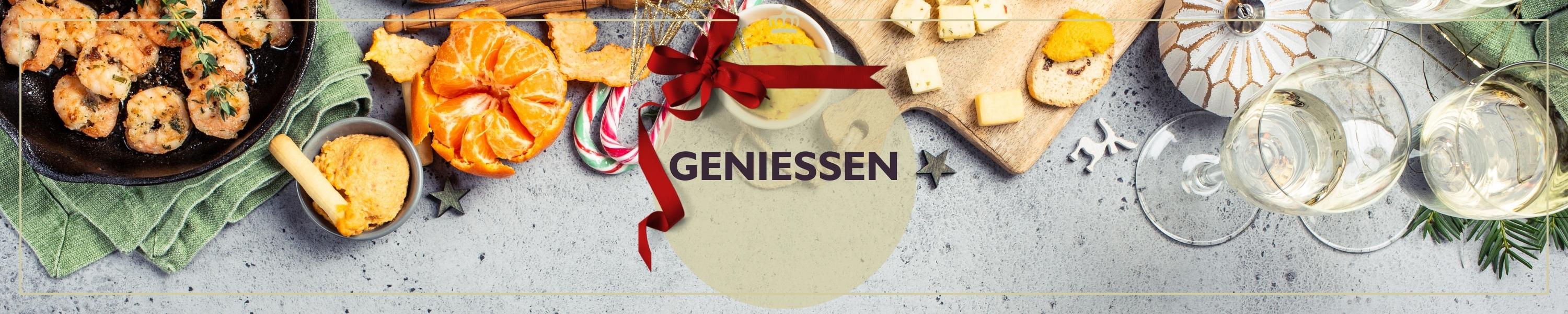 Eine appetitliche Auswahl an Speisen, darunter Garnelen in der Pfanne, geschälte Mandarinen, Käsewürfel auf einem Holzbrett und zwei Gläser Weißwein, dekoriert für die Feiertage.