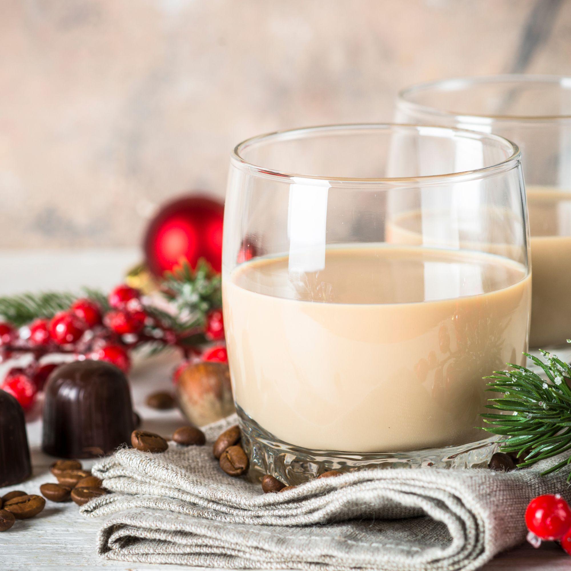 Cremiger Vanillekipferl Sahne-Likör in Apothekerflasche – festliche Winterlikör-Spezialität, ideal als Geschenk, pur oder zu Desserts.